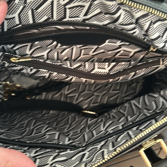 Marc New York Leather Bowling Handbag Crossbody with Strap included - Picture 5 of 6